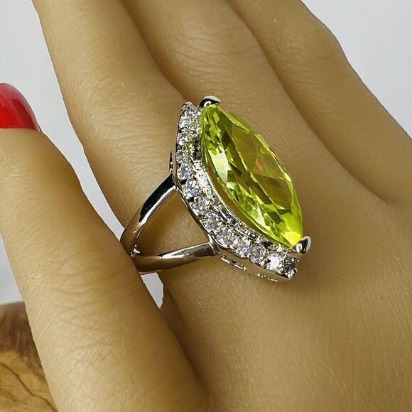 Vintage Ring Sz 7 Beautiful Green Clear Crystal CZ Oval Eye Silver Plate 1454 - Picture 1 of 16